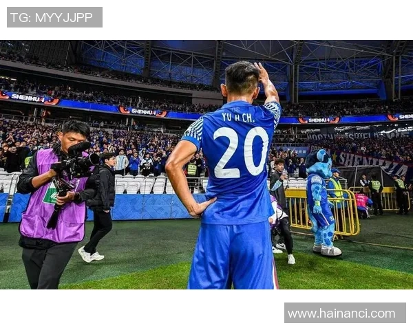 足球巨星背影转场：从辉煌到新征程，转会风云再起