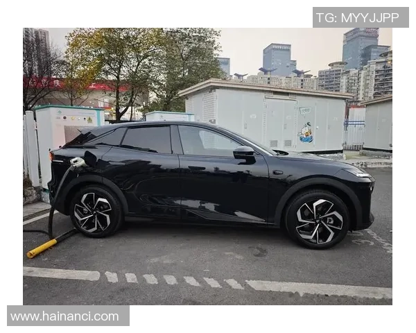 足球明星与粉丝亲密互动 感受真挚情感的温暖时刻